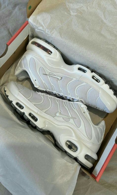 Nike Tn Shoes, Tn White, Estilo Nike, Nike Air Max White, Nike Tn, White Nike Shoes, Pretty Shoes Sneakers, Jordan Shoes Retro, All Nike Shoes