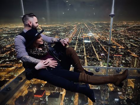 Me and the hubs went to Chicago for his first time and the skydeck was and is a must for everyone visiting! Make sure you get the fast pass to skip two long lines! Yes TWO! Also, just a heads up you only get 60 second (90 if you’re in a group with 4 or more) but you do get to get back in line as many times as you want! The fast pass will come in handy for that as well! #couples #willistower #fastpass #love #Chicago #couple #style #skydeck #skydeckchiacgo Skydeck Chicago Poses, Chicago Couple Pictures, Skydeck Chicago Pictures, Chicago Photoshoot, Spring Nyc, Skydeck Chicago, Chicago Trip, Nyc Photos, Chicago Pictures