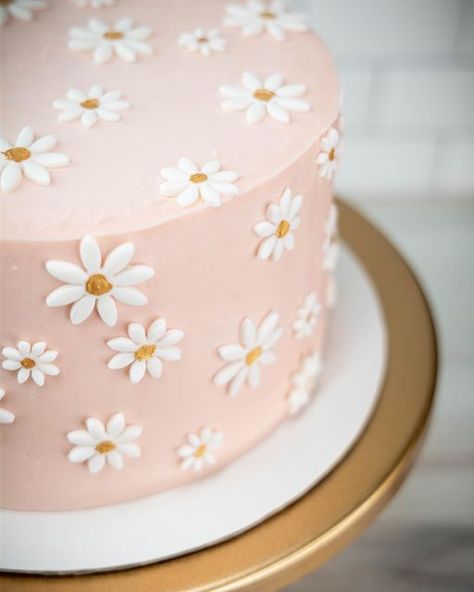 Smash Cake Flower Theme, Smash Cake Daisy, Pink Daisy Cupcakes, Pink Cake With Daisies, Pink Daisy First Birthday Theme, Pink Daisy Birthday Cake, Daisy Boho Cake, Isn’t She Onederful Birthday Daisy, Isnt She Wonderful First Birthday Cake