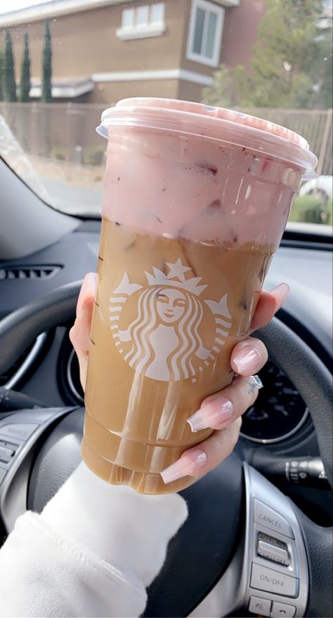 white chocolate cold brew & strawberry cream cold foam 🍓🍫💌 #starbucks 💅🏽 by kelseyr0se33 Starbucks Drinks 2023, Cute Starbucks Drinks, Aesthetic Starbucks Drinks, Chocolate Cold Brew, Kawa Starbucks, Starbucks Cold Brew, Cream Cold Foam, Starbucks Aesthetic, Cream Cold Brew