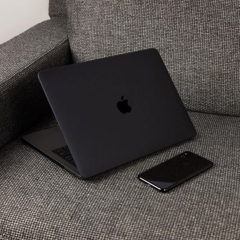 8,055 Me gusta, 20 comentarios - Apple Design Hub (@appledesignhub) en Instagram: "Black 🏴 From @hyperlax" Class Aesthetic, Miami Mansion, Apple Laptop Macbook, Black Mac, Latest Tech Gadgets, Pretty Phone Cases, Apple Laptop, Apple Design, Mac Laptop