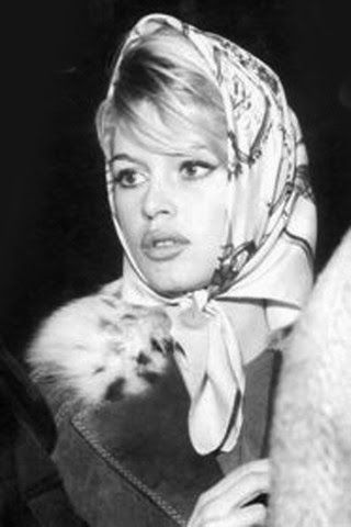 Brigitte Bardot 1950s Scarf Style, Vintage Scarf Ideas, 60s Head Scarf, 50s Head Scarf, 1950s Head Scarf, 60s Bombshell, Babushka Style, Brigitte Bardot 60s, Bridgette Bardot