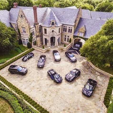 Love the motor court - Porte Cochere Millionaire Mansion, Friends Trip, Luxury Boat, Bentley Mulsanne, A Mansion, Mega Mansions, Ferrari 458 Italia, Modern Mansion, Millionaire Lifestyle