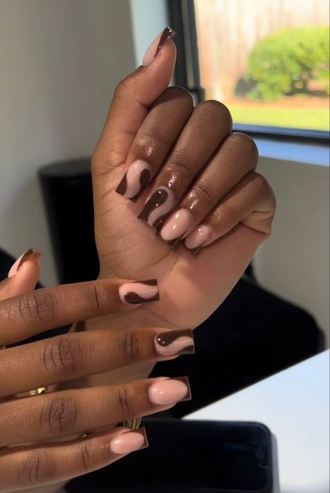 Black Women Nails Acrylic Short, Fall Nail Designs Medium Length, Brown Nail Inspo Square, Nails Inspired Short, Thanksgiving Nail Ideas Short, Nails Short Black Women, Basic Fall Nail Ideas, Short Fall Nails Black Women, Brown Square Nails Design