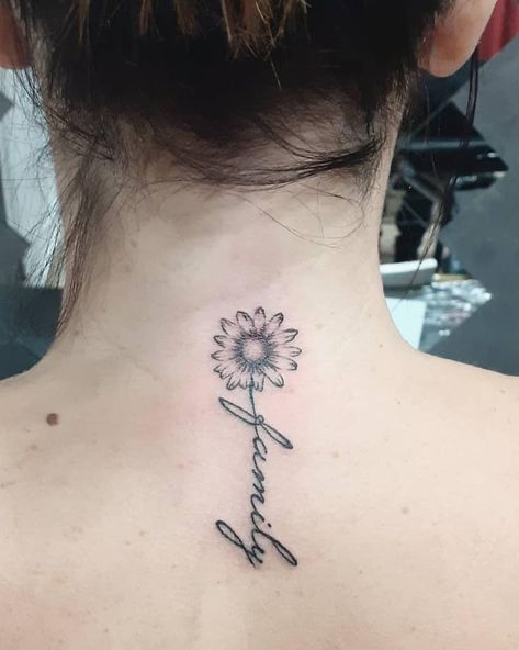 Back of the neck black and grey daisy tattoo with stem forming cursive script ‘family’ Flower With Family Stem Tattoo, Gerbera Daisy Tattoo Black And White, Daisy Tattoo With Name In Stem, Daisy Tattoo With Name, Daisy Tattoo Back, Daisy Name Tattoo, Gerbera Daisy Tattoo, White Daisy Tattoo, Daisy Tattoo Meaning