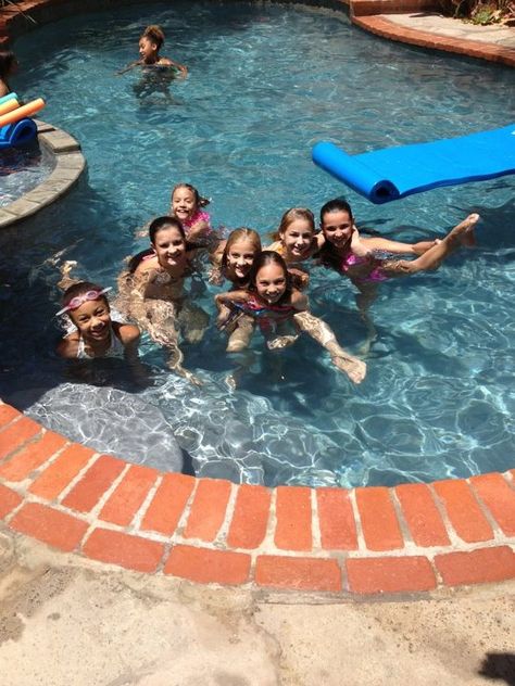 The girls chillin in the pool Dance Moms Group Photos, Easy Cheer Stunts, Aldc Rares, Dance Moms Season 2, Dance Moms Group Dances, Dance Moms Clips, Nia Frazier, Dance Moms Season, Dance Moms Moments