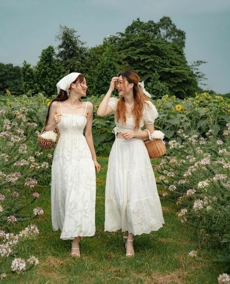 White Dress Photoshoot Photo Ideas, Cottage Core Couple, Cottagecore Poses, Cottagecore Friends, Cottage Core Photoshoot, Sister Photoshoot, 숲 사진, Debut Photoshoot, Sisters Photoshoot Poses