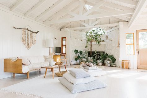 How to Get that 'Effortless Expensive California Casual' look, on a budget - Emily Henderson Modern Mediterranean Decor, Modern Bohemian Living Room Decor, Style Californien, Modern Bohemian Living Room, Bohemian Living Room Decor, Neutral Blonde, Malibu Home, Bohemian Living Rooms, Miller Homes