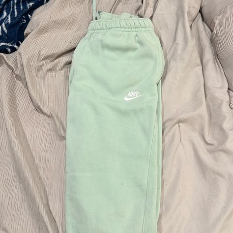 Never Worn Nike Mint Green Joggers. Super Comfy. I Do Believe They Are Men’s But I Bought Them For Myself Nike Clothes Aesthetic, Nike Clothes Women, Pastel Sweatpants, Reggaeton Dance, Cute Sweatpants, Cute Nike Outfits, Green Joggers, Summer Shorts Outfits, Nike Joggers