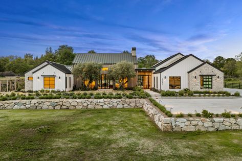 Modern Farmhouse Custom Home Floor Plan — Tangent Design and Engineering Hill Country Ranch House, Modern Farmhouse High Ceilings, Napa Valley Architecture, Japandi House Floor Plan, European Barndominium, U Shape House Design Floor Plans, L Shaped Homes Exterior, Villa Floor Plan Luxury, Modern Single Story Homes