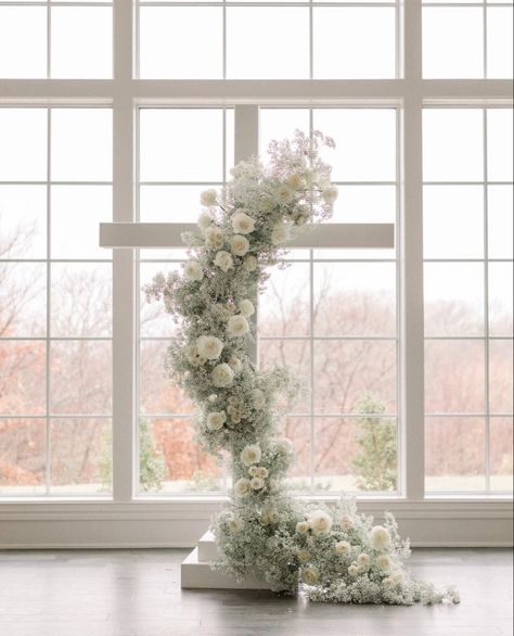 Wedding Flowers Pillars, 2024 Wedding Floral Trends, Wedding Altar Ideas Indoor Ceremony Arch, Floral Columns, Elopement Decor, Outside Wedding Ceremonies, Altar Flowers Wedding, Outdoor Tent Wedding, Wedding Archway