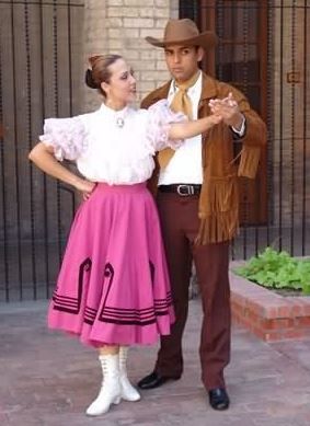 El traje típico de Nuevo León es una indumentaria llevada por hombres y mujeres, tradicional del estado mexicano de Nuevo León. La vestimenta comenzó a ser utilizada de manera festiva a mediados del siglo XX, pero tiene raíces en la cultura colonial del país y en el carácter que siempre identificó a sus habitantes. Mexican Folklore, Traditional Mexican Dress, Mexican Party Decorations, Folklore Art, Ballet Folklorico, Mexican Heritage, Mexico Culture, Mexican Outfit, Mexican Designs