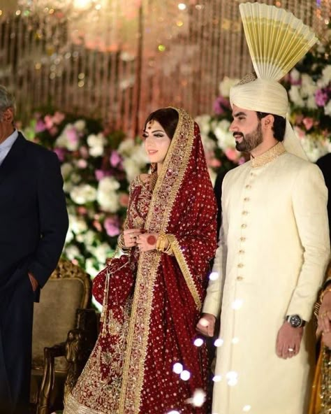 Groom Barat Sherwani, Barat Couple Dresses Pakistani, Nikkah Groom Outfit, Groom Pakistani Wedding Outfits, Pakistani Groom Outfits For Men, Pakistani Sherwani Grooms, Groom Sherwani Pakistani, Groom Wedding Dress Sherwani, Shaadi Pictures