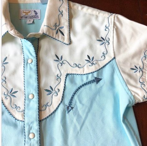 Western Shirt Embroidery, Cowboy Shirts Women, Vintage Western Outfits, Western Shirt Women, Girly Cowgirl, Western Shirts For Women, Embroidered Western Shirt, Cowboy Embroidery, Cowgirl Vintage