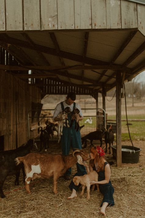 Farm Life Pictures, Couple Dream House, Farm Family Asethic, Farm Aesthetic Country Living Family, Farm Life House, Small Farm Asthetic, Country Lifestyle Farm Life Family, Country Wife Life, Cottage Farm Aesthetic