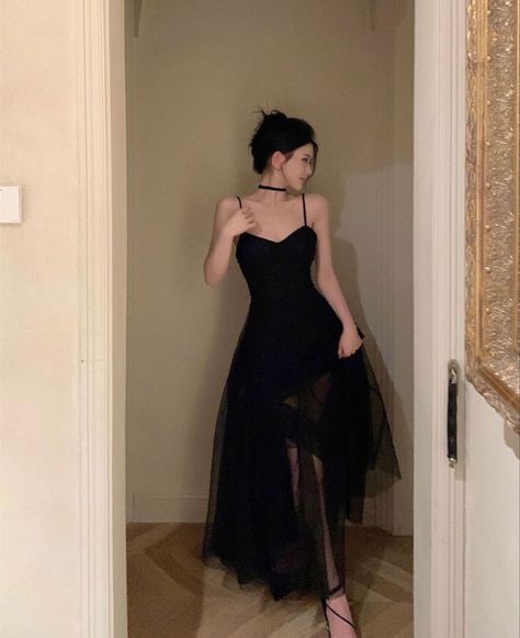 Black Hair Prom Dress, Vestidos Elegantes Aesthetic, Graduation Dress Simple, Grunge Dress Formal, Grunge Prom Dress, Black Tulle Prom Dress, Tea Length Prom Dress, Black Sparkly Dress, Queen Dresses