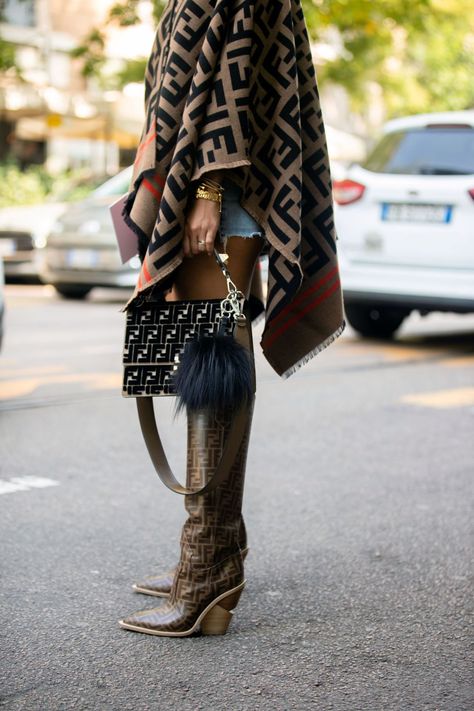 A full #Fendi look at #MFW. Fendi Poncho Outfit, Fendi Outfits Women, Fendi Shawl, Fendi Poncho, Pancho Outfit, Fendi Bag Outfit, Fendi Aesthetic, Fendi Outfits, Maternity Ootd