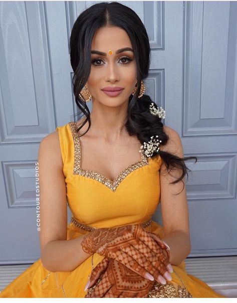 Yellow Mendhi Lengha, Hairstyles For Maiyan, Hairstyles For Punjabi Wedding, Jago Makeup Look, Punjabi Maiyan Outfit, Makeup On Yellow Lehenga, Punjabi Jaggo Makeup, Punjabi Wedding Nails, Yellow Dress Makeup Ideas Indian