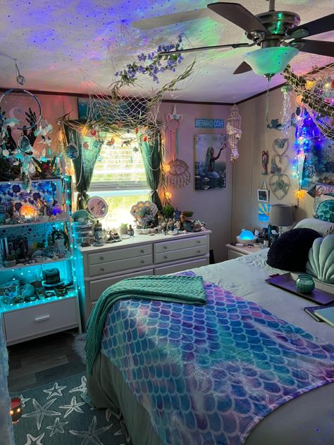 Undersea design and decor, my mermaid themed room Aquatic Bedroom Ideas, Mermaid Core Aesthetic Bedroom, Space And Ocean Theme Room, Under Water Theme Bedroom, Aquarium Theme Bedroom, Mermaid Bedroom Ideas For Women, Magic Moon Aesthetic, Seacore Aesthetic Room, Jelly Fish Themed Room