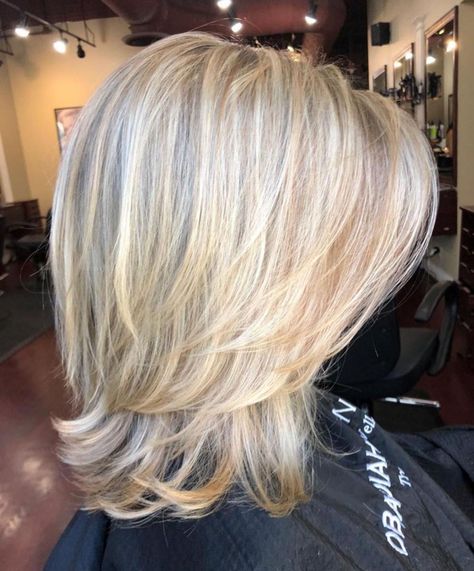 Above-The-Shoulder Feathered Blonde Haircut Haircuts Layered, Sweet Hairstyles, Layer Cut, Kadeřnické Trendy, Medium Layered Haircuts, Medium Layered Hair, Blonde Haircuts, Medium Layered, Vlasové Trendy