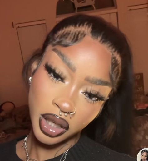 Grey Contacts On Black Women, Lip Piercing Black Women, Makeup Looks For Big Eyes, Grunge Makeup Black Women, Makeup Looks Baddie, Makeup Ideas Black Women, Vamp Makeup, Birthday Makeup Looks, Dark Makeup Looks