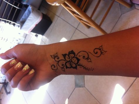 Henna tattoo, would also look awesome as a real tat! #flowerink Tattoos That Look Like Henna, Wrist Henna Tattoos For Women, Henna Inspired Tattoo Sleeve, Henna On Wrist, Henna Wrist Designs, Henna Tattoo Designs Forearm, Matching Henna Tattoos, Wrist Henna Tattoo, Summer Henna Designs