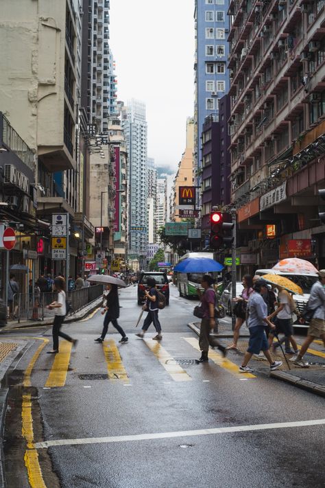 Busy Street Painting, Busy Streets Aesthetic, Busy Street Drawing, Busy Street Photography, Busy Street Aesthetic, Walking Through City, Asia Wallpaper, People In City, Wallpaper Cityscape