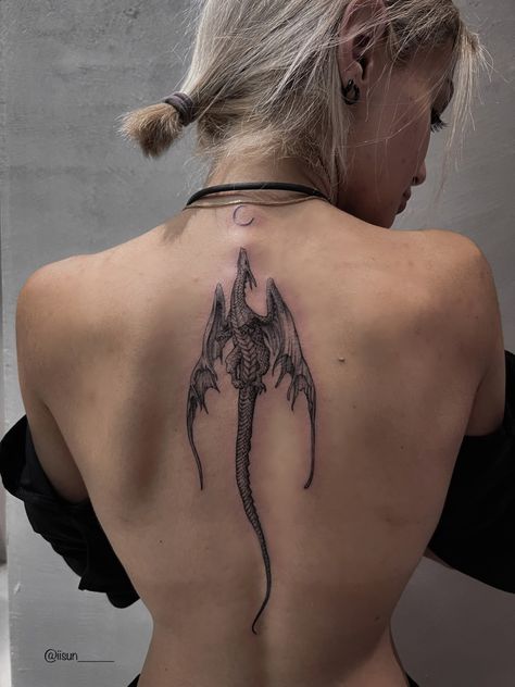 Tato Naga, Bookish Tattoos, Dragon Tattoo For Women, Fantasy Tattoos, Spine Tattoos For Women, Dragon Tattoo Designs, Spine Tattoos, Subtle Tattoos, Black Ink Tattoos