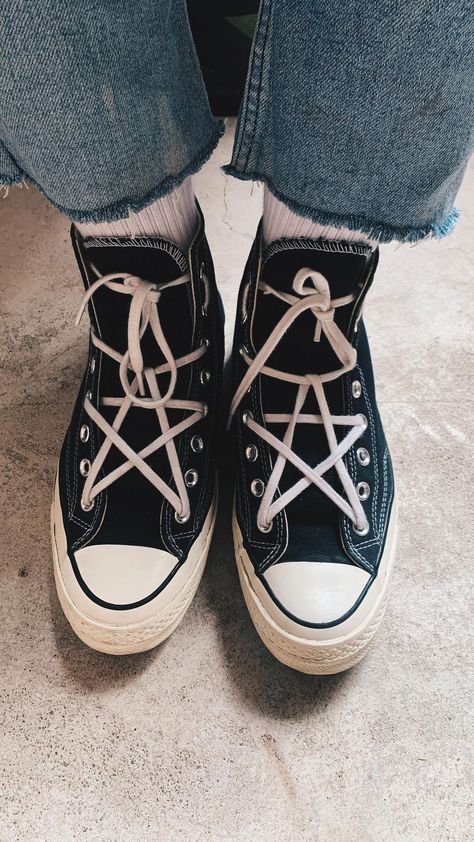 How To Lace Converse High Tops, Star Laces Converse Tutorial, Converse Black Laces, Converse Star Laces, Shoe Laces Patterns, Star Shoe Lace Pattern, Converse Shoe Laces Ideas, Converse Laces Ideas, Shoes Laces Style