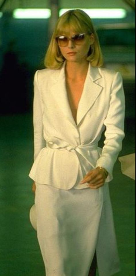 Michelle Pfeiffer in Scarface, 1983 Michelle Pfeiffer Scarface, White Skirt Suit, 1980s Fashion Trends, 80s Fashion Trends, Fashion 80s, White Suit, Michelle Pfeiffer, Mode Chic, 1980s Fashion