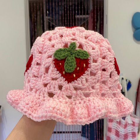 Crochet Strawberry, Crochet Bucket, Crochet Bucket Hat, Crochet Inspo, Crochet Woman, Crochet Heart, Diy Crochet Projects, Bag Crochet, Cute Hats