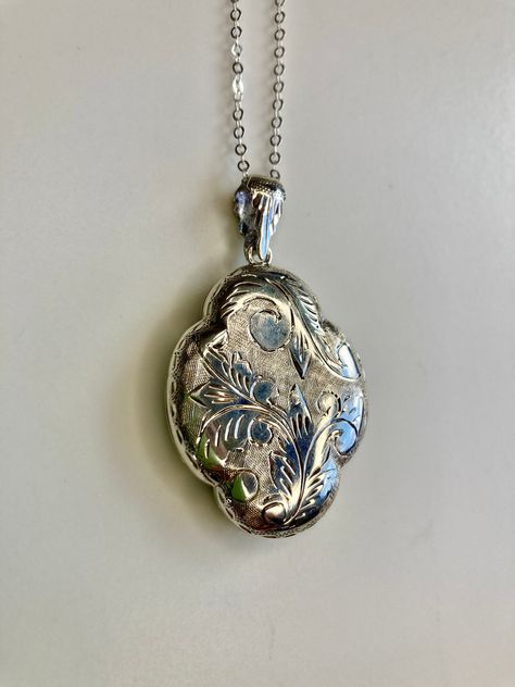 This large floral Sterling Silver locket is probably from the early 1900s.  Locket marked "Sterling."  Measures a large 1 1/2" tall (not including ornate bale) by 1 1/8" at the widest point. Excellent vintage condition with only minor signs of age.  I have added the pendant to a new long Sterling Silver cable chain measuring 30" in length which is photoed on the model.  Very unique and rare locket. Silver Vintage Locket, Vintage Jewelry Silver, Silver Vintage Jewelry, Unique Locket Necklace, Vintage Locket Necklace, Vintage Jewelry Antique, Vintage Locket, Grunge Jewelry, Vintage Silver Jewelry