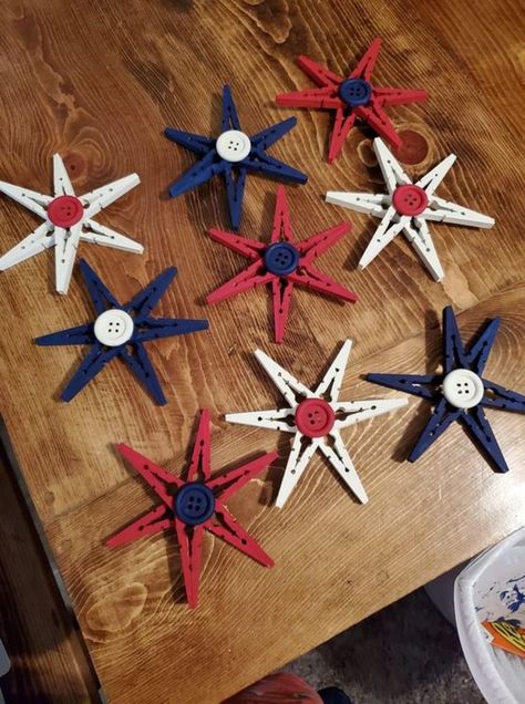 Patriotic Crafts Diy, 4th Of July Crafts, Clothespin Diy Crafts, Wooden Clothespin Crafts, Clothespins Diy, Clothespin Art, Patriotic Diy, Americana Crafts, 4th July Crafts