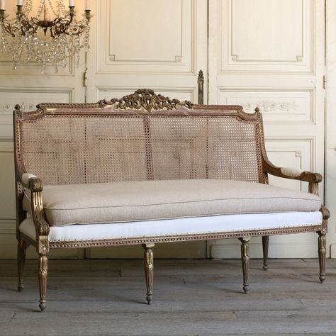 Eye For Design: Decorating With French Cane Settees Case In Stile Country, Vintage Settee, Carved Sofa, Love Seats, French Sofa, Furniture Flip, Cane Furniture, Retro Sofa, Italian Villa