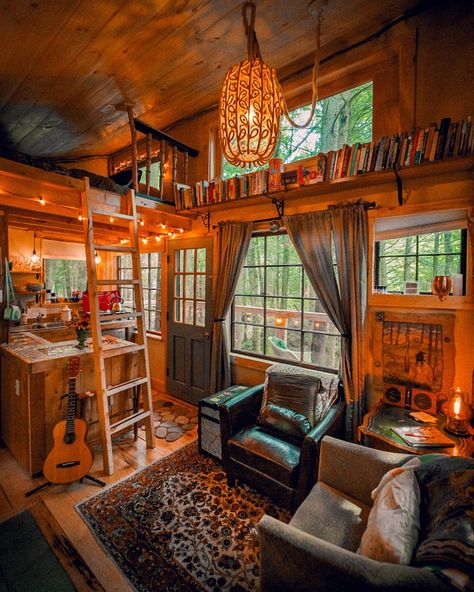 Life inside a cozy Vermont treehouse Design Casa Piccola, Cabin Interiors, Little Cabin, Tiny Cabin, Tiny House Cabin, Cabins And Cottages, Cabin Life, Cozy Cabin, Cabin Homes