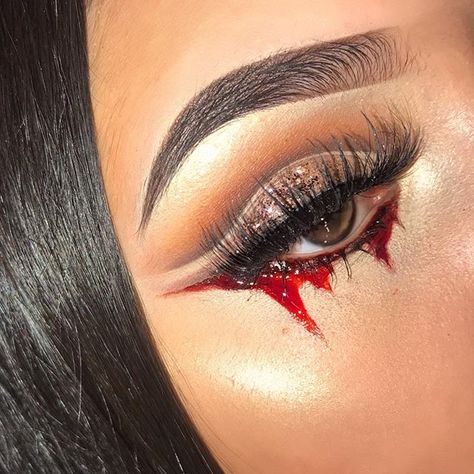 Vampier Make-up Halloween, Blood Eye Makeup, Red Demon Makeup, Blood Eyeliner, Halloween Blood Makeup, Halloween Makeup Blood, Maquillage Halloween Vampire, Devil Makeup Halloween, Maquillage Halloween Simple