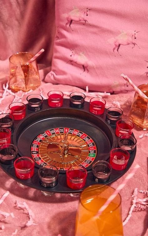 25+ Super Easy DIY Ideas for an Amazing Bachelorette Party! | WeddingBazaar Drinking Roulette Game, Tema Vegas, Drinking Roulette, Mafia Theme Party, Shot Roulette, Uni Vibes, Mafia Party, 19th Bday, Casino Birthday Party