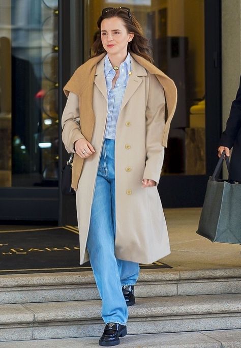 Emma Watson Found the British-Girl Way to Wear Baggy Jeans | Who What Wear British Style Women Outfits, Emma Watson Outfits, Unique Rave Outfits, Emma Watson Style, Celebrity Style Icons, Jeans Outfit Women, British Outfits, Long Jeans, Mode Ootd