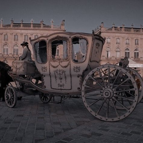 Medieval Carriage Royal, Royal Carriage Aesthetic, Amiyah Core, Royal Carriage, Royalty Core, Bridgerton Aesthetic, Royal Core, Fairytale Aesthetic, Behind Blue Eyes