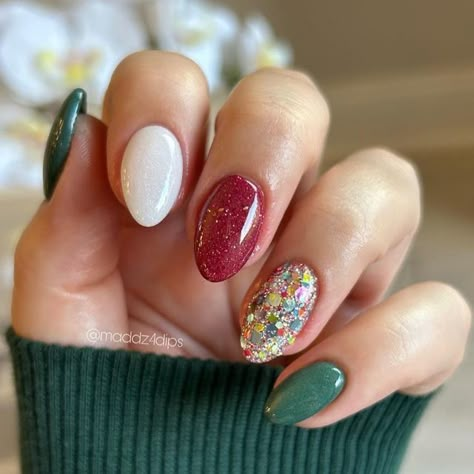 Glitter Nails Holiday, Nails Dip Christmas, Christmas Dip Manicure Ideas, Christmas Nails Different Colors, Holiday Dip Powder Nail Ideas, Revel Nail Dip Powder Ideas Christmas, Dip Powder Nails Christmas 2023, Dipped Nails Christmas, Christmas Multicolor Nails