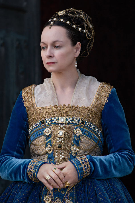 Catherine de Medici (Samantha Morton) in period drama The Serpent Queen, set in the 16th century French Valois royal court. Watch Season 1 now on STARZ. The Serpent Queen Costumes, The Serpent Queen, Medieval Sewing, Tv Costume, Dream Costume, Samantha Morton, Elizabethan Fashion, Tale Dress, Tudor Fashion