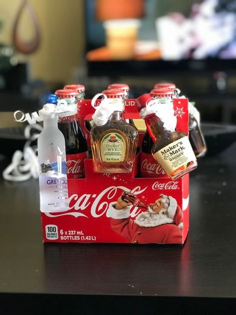 Christmas Gift Baskets Diy, Boyfriend Gift Basket, Mini Liquor Bottles, Best Gift Baskets, For Mom, Diy Christmas Presents, Diy Jul, Christmas Gift Basket Ideas, Diy Gift Baskets