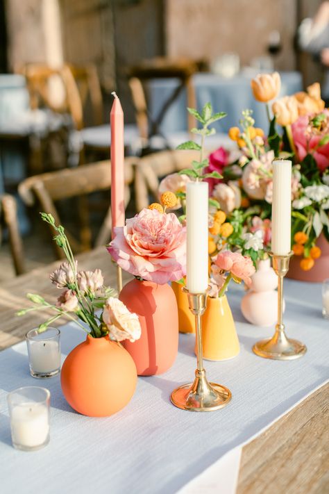 Sunset Wedding Centerpieces, Circle Table Decorations, Colorful Wedding Table, Sunset Wedding Theme, Wedding Bridal Table, Colorful Wedding Centerpieces, Wedding Table Deco, Colorful Table Decor, Bud Vases Arrangements