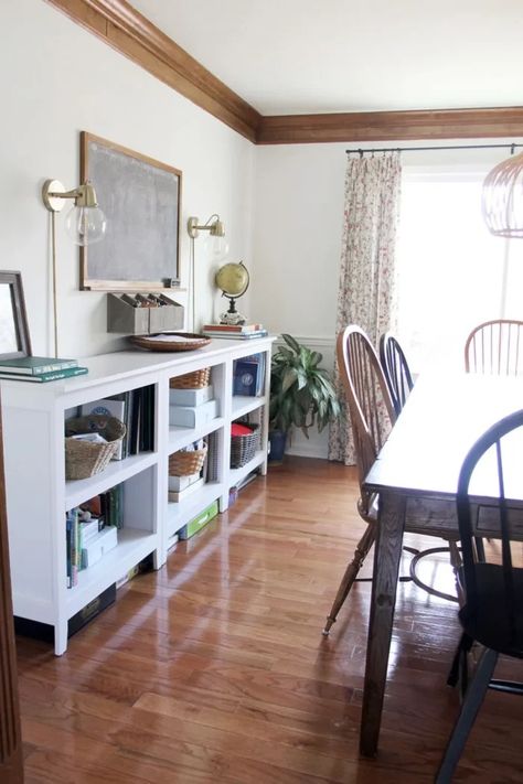 Homeschool Room Ideas: Creating a Homeschool Learning Space Short Bookshelves, Dining Room Homeschool, Organization Homeschool, Kitchen Eclectic, Homeschool Room Ideas, Dark Furniture Living Room, Homeschool Room Decor, Modern Cottage Homes, Homeschool Room Design