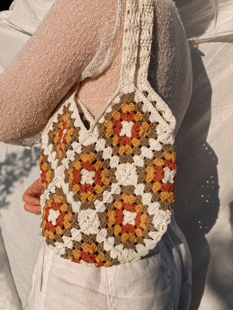 Granny Square Boho Bag, Crochet Tote Granny Square, Giant Granny Square Bag, Crochet Bag Square Pattern, Granny Squares Crochet Bag, Granny Square Bag Small, Granny Square Colours, Granny Square Bag Ideas, Tote Bag Crochet Granny Squares