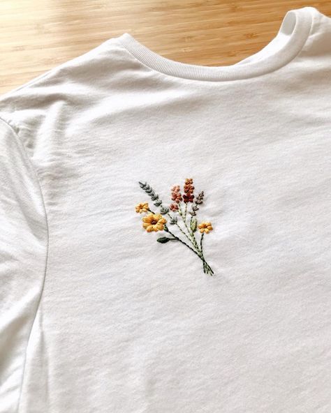 Embroidered by Emily on Instagram: “I’m actually in LOVE with how this custom shirt turned out 🌼 I might just make another for myself 😉” Stitching On Clothes, Shirt Design Inspiration Graphic Tees, Diy T Shirt Ideas, Design Inspiration Graphic, Shirt Stitching, Broderie Anglaise Fabric, Broderie Simple, Pola Bordir, Diy Broderie