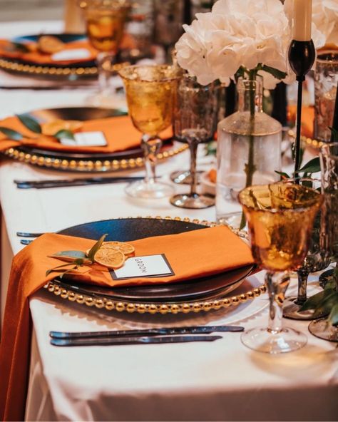 DOs And DON’Ts Of This Year’s Fall Wedding Planning ★ fall wedding table decorations Rust Table Decor, Black And Orange Wedding, Orange And White Wedding, Fall Wedding Planning, Wedding Stand, Red Napkins, Top Wedding Trends, Table Decor Ideas, Cruise Wedding