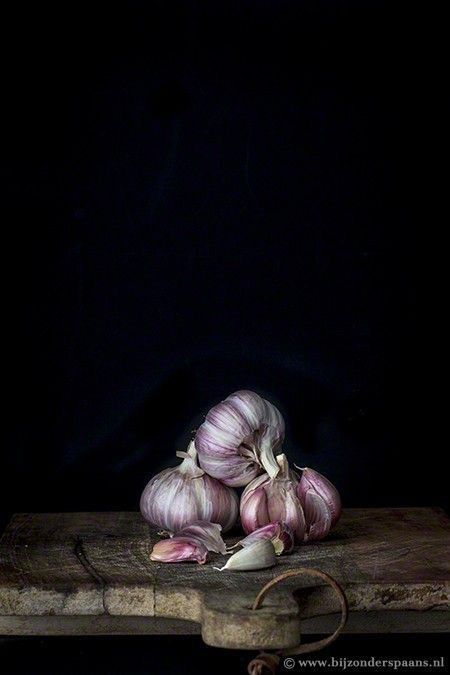 Garlic Cloves In Olive Oil, Dried Garlic, Food Photography Composition, Amazing Food Photography, Garlic Garlic, Moody Food Photography, Still Life Pictures, Dark Food Photography, Food Art Photography