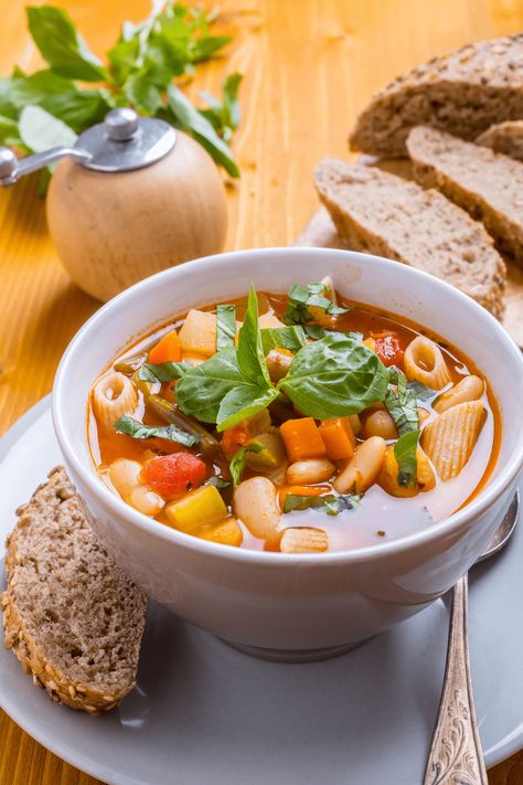 These easy Italian soup recipes are the perfect way to warm up! From gnocchi to minestrone to pasta fagioli, get a taste of Italy with these authentic soups. Sopa Toscana, Italian Minestrone Soup Recipe, Sopa Minestrone, Summer Soup Recipes, Italian Soup Recipes, Tuscan Soup, Pasta Fagioli, Summer Soup, Italian Soup