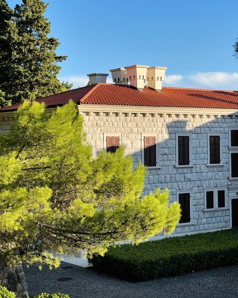 Beautiful Milocer Villa and King’s Beach 🍂 📍Sveti Stefan (Montenegro) #montenegro #portomontenegro #svetistefanisland #milocher #autumn #fall #europetrip #europetravels #europedestinations #luxurytraveller #luxurytraveladvisor #slowlivingforlife #travelandleisure #francetourisme #francevacations #vocation #slowtravel Sveti Stefan Montenegro, Sveti Stefan, Slow Travel, Slow Living, Europe Destinations, Travel And Leisure, Autumn Fall, Luxury Travel, Europe Travel